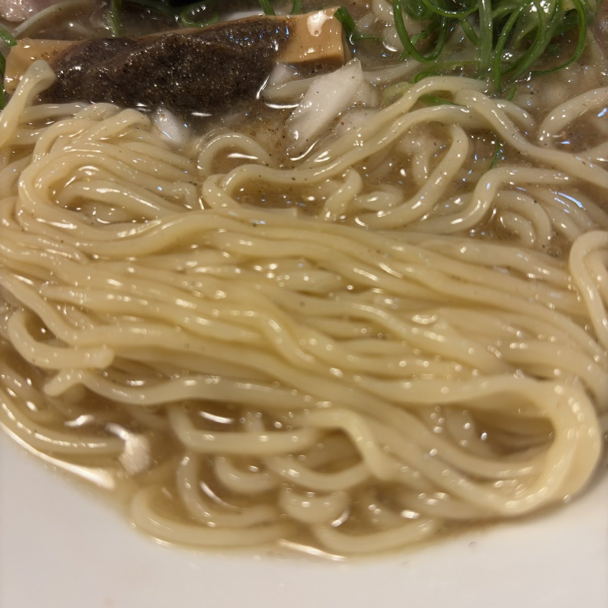 MWAMB26's tweet photo. 頑固麺さんで、冷製の灰汁撃を🐟✨
先週のも凄かったが、今週のもコレまたヤバい😆二層のスープで、食べる場所で味が違い混ぜればまた変化💡
色々楽しみながら頂きました〜🙌
めっちゃ美味しい一杯でした😋
#頑固麺 https://t.co/1bU86XN9oW