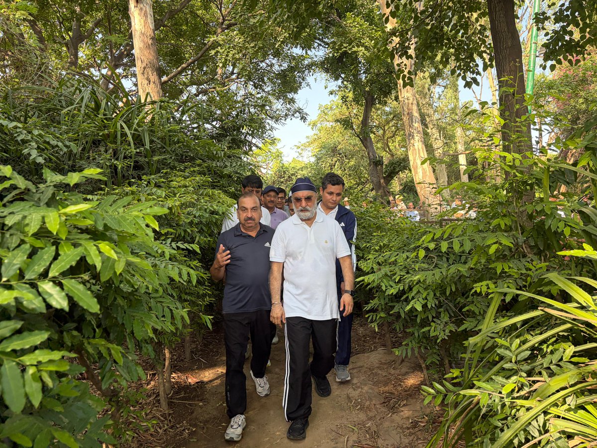 LtGovDelhi's tweet photo. आज दिल्ली विश्वविद्यालय के पास  @official_dda के उत्तरी रिज स्थित बोंटा  पार्क में मॉर्निंग वॉक के दौरान, दिल्लीवासियों से मिलने और बातचीत करने का एक अच्छा अवसर मिला।

पार्क में लोगों को एक्सरसाइज करते, दौड़ लगाते और परिवारों को हरियाली के बीच समय बिताते देखकर बहुत अच्छा लगा। यह देखकर खुशी हुई कि दिल्ली के लोग अपने स्वास्थ्य और फिटनेस को लेकर कितने जागरूक हैं।

इस दौरान स्थानीय लोगों ने  बातचीत के दौरान पार्क की सुविधाओं को और बेहतर बनाने के के सुझाव और विचारों भी साझा किए। मेरा मानना है कि लोगों के सुझाव हमारे सार्वजनिक स्थलों और दिल्ली को बेहतर बनाने में महत्वपूर्ण भूमिका निभाते हैं।

हम दिल्ली के इन हरे-भरे क्षेत्रों को सुरक्षित रखने और उन्हें और बेहतर बनाने के लिए पूरी तरह प्रतिबद्ध हैं। हमारा प्रयास है कि सभी पार्क और सार्वजनिक स्थान सभी लोगों के लिए साफ, सुंदर और सुविधाजनक बने रहें।

आइए, हम सब मिलकर दिल्ली को एक स्वच्छ, स्वस्थ और हरित शहर बनाने में अपना योगदान दें।