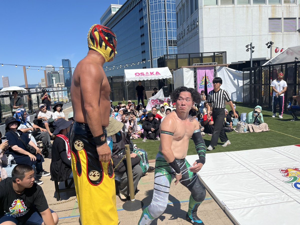 osakapro's tweet photo. 第２回大阪プロレス　京阪シティモール大会
第2試合　スリーウェイマッチ

○アルティメット・スパイダーJr.
vs 松房龍哉
vs ●タコヤキーダー
（10:44 ウラカンラナ）

スリーウェイルールで行われた一戦。
序盤は松房とスパイダーの攻防が中心となり、タコヤキーダーは「寂しい…」とぼやく場面も。

途中、タコとスパイダーが共闘して松房にダブルキックを見舞うがフォールを巡って仲間割れ。
松房は2人まとめてフランケンシュタイナーで投げ飛ばし、激しい攻防を展開する。
スパイダー、松房の両者がダウンすると、タコは「家宝は寝て待て！」とアピール全開。「一撃必殺や！」コールで会場を沸かせるも、いつも通り松房に阻止される。
最後はスパイダーがタコヤキーダーにウラカンラナを決めて3カウント。混戦を制した。

#大阪プロレス