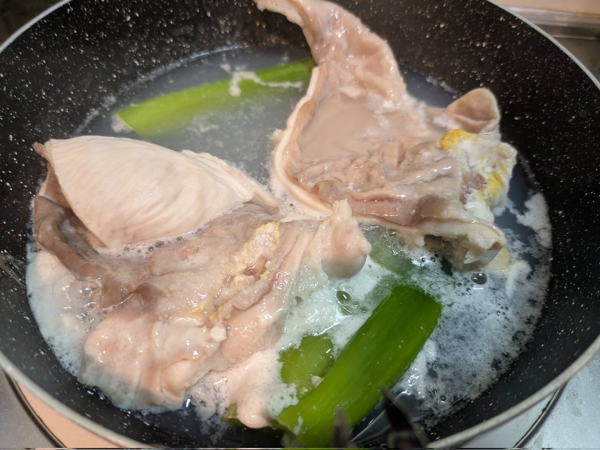 YCPitter's tweet photo. ガツを頂いたので煮込みを作っています。
今日は来客予定があります🙋‍♀️
#煮込み #ガツ煮込み
#おうちごはん
#夜ごはん https://t.co/TiblLx0Eej