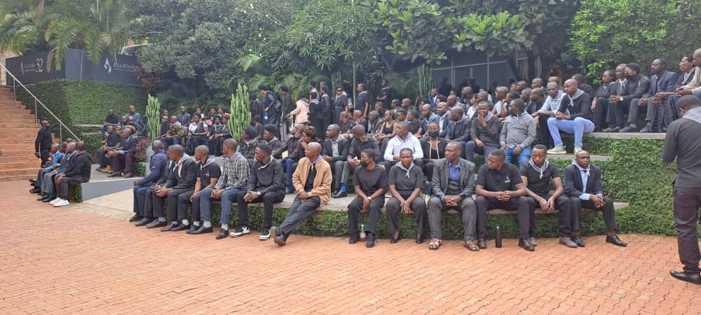 karambo_sector's tweet photo. 1/2 Aho n'urubyiruko rwa Karambo Sector basobanuriwe amateka n'ibyaranze Genocide yakorewe abatutsi.
@gahundemaurice https://t.co/e3j23vmllU