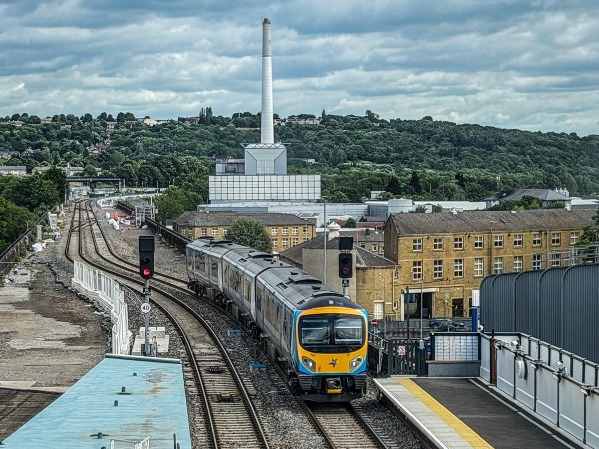 miles_chains's tweet photo. As the TransPennine Route Upgrade continues apace, it provides a constantly changing landscape. This is the view from the newly opened footbridge at Huddersfield as a class 185 arrives with a service for Manchester Piccadilly.
#Class185 #Huddersfield #TranspennineRouteUpgrade https://t.co/3zsWv5EcVo