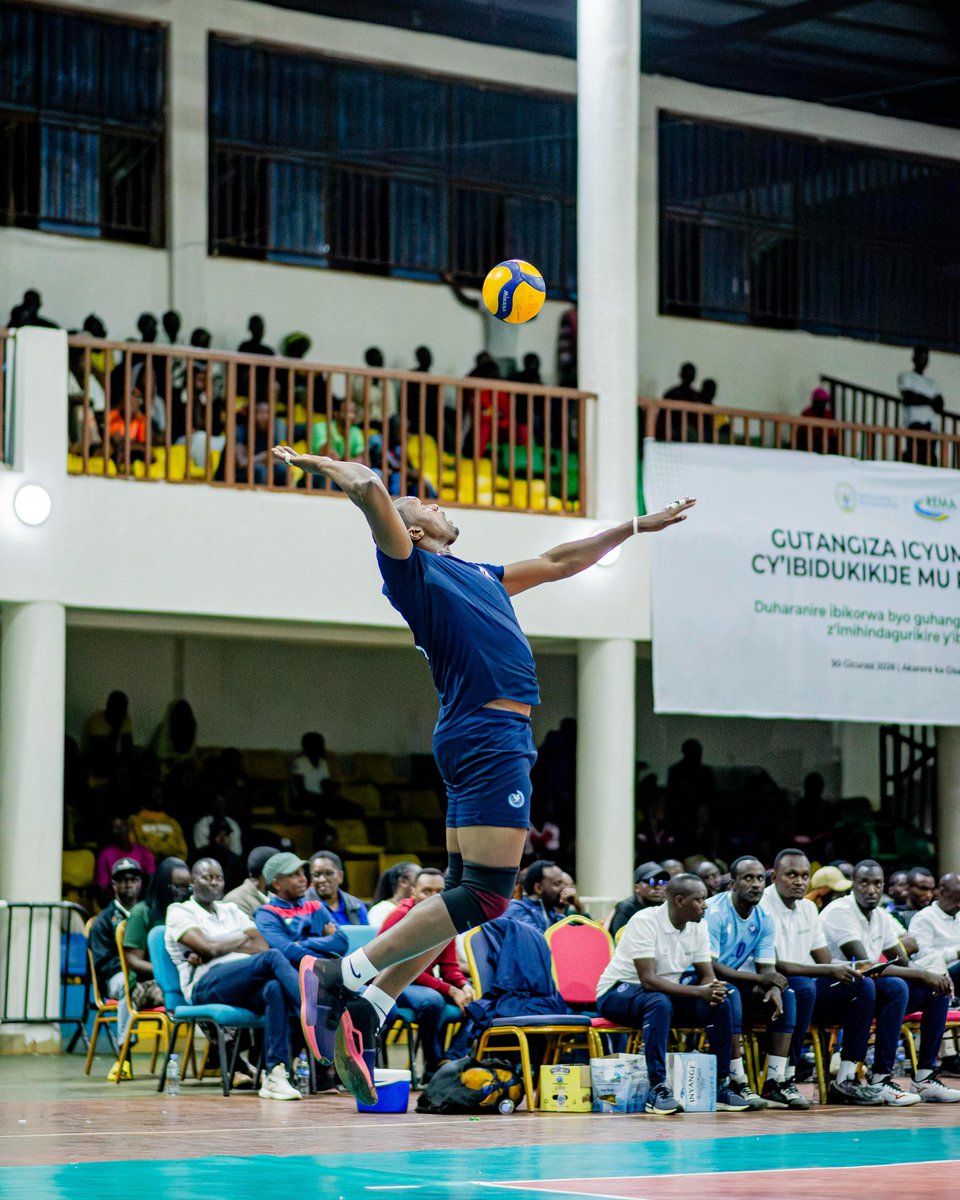 ClaudeHitman's tweet photo. Ku Gisagara hari #Volleybal

Mu irushanwa ryiswe Climate Action ryateguwe na @Rw_Volleyball na @REMA_Rwanda  amakipe ya POLICE mu bagabo n'abagore yageze kuri finale.

14:00  POLICE vs RRA(Women)
16:00  POLICE vs REG(Men)

Iyi mikino irabera muri Gymnase ya Gisagara. https://t.co/DXR0GvAeAR