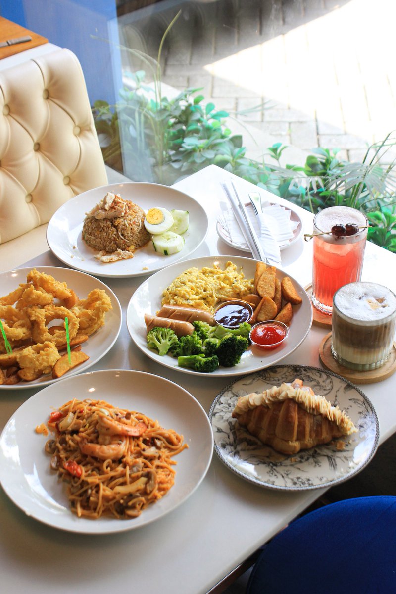 julee4n's tweet photo. Nemenin bunda ngerjakan thesis di Tea Room Rooster. The https://t.co/kg9bQq1TR0