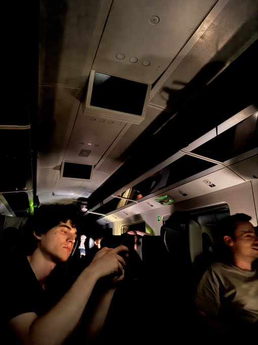 p_duval's tweet photo. Ceux qui sont bloqués dans les trains Trenitalia depuis plus de 12 heures vont comprendre que finalement l'ouverture à la concurrence ce n'est pas si formidable que ça.

Pas de trains de secours, pas de techniciens sur place, pas de logistique,...

Rien. https://t.co/YfEw9075uk