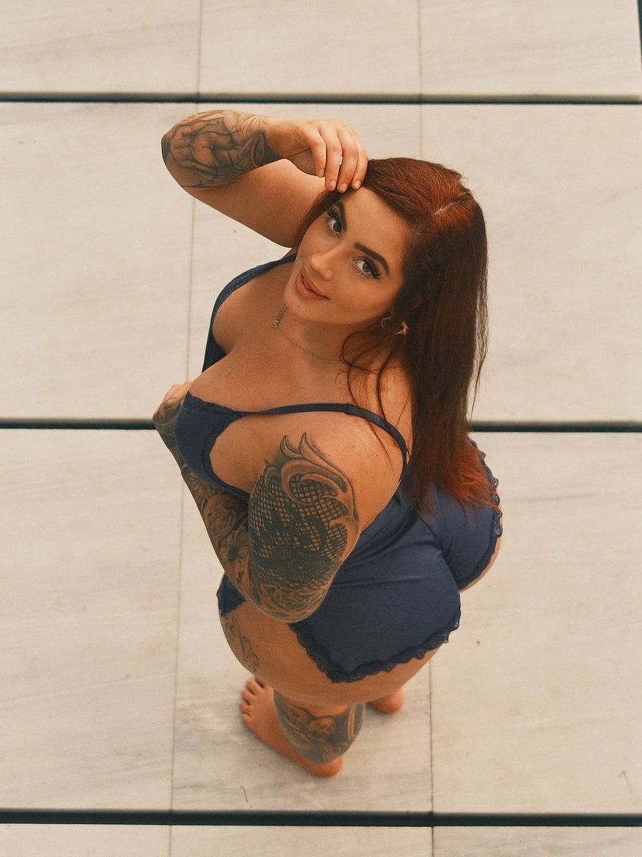 IconicCurves2 tweet media