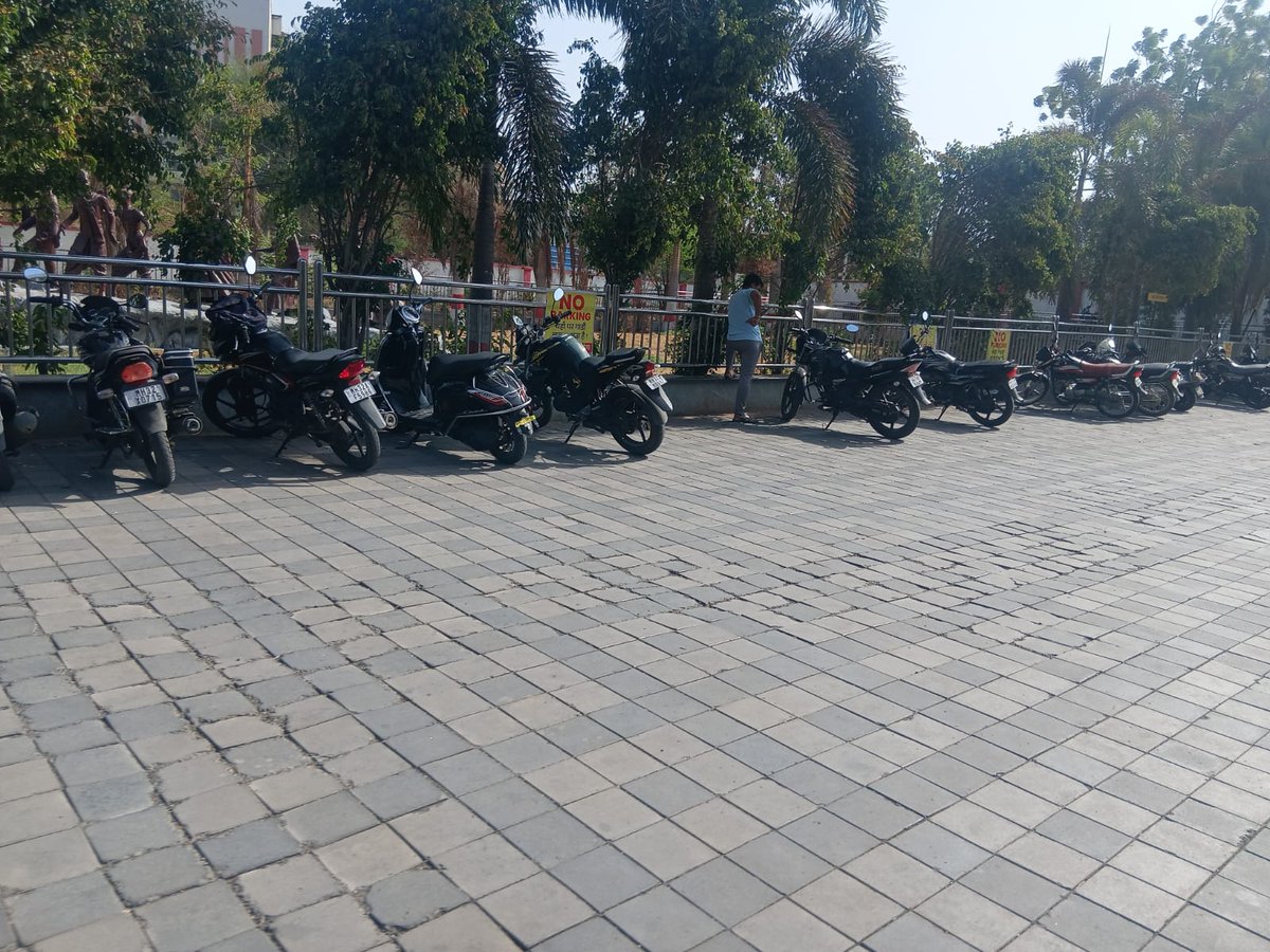 ALTAFSHAIKHSHA7's tweet photo. @RailMadad No action has been taken yet on No parking at Wardha Railway Nagpur Division station. Daily No parking vehicle is parked in front of new booking. Sir please take action. Altaf Shaikh 7038685525 
otherwise I will have to mail GM. https://t.co/bTR3lH1S1X