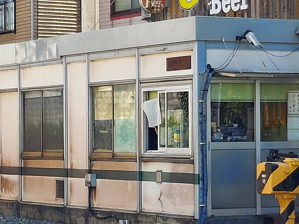 sd2159's tweet photo. ポンキッキの名曲「ぼくは電車」に毎日踏みきり守る人が出てきます。もう令和の時代だしいないかと思いきやなんと都内にいます！十条駅の板橋の方の踏み切りに小さな小屋みたいなのがあってそこから踏み切りがなると旗が出てきます。 https://t.co/XyBGPsNSJJ