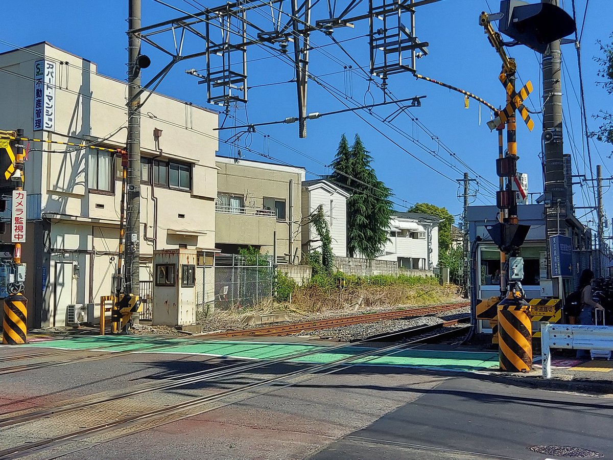 sd2159's tweet photo. ポンキッキの名曲「ぼくは電車」に毎日踏みきり守る人が出てきます。もう令和の時代だしいないかと思いきやなんと都内にいます！十条駅の板橋の方の踏み切りに小さな小屋みたいなのがあってそこから踏み切りがなると旗が出てきます。 https://t.co/XyBGPsNSJJ