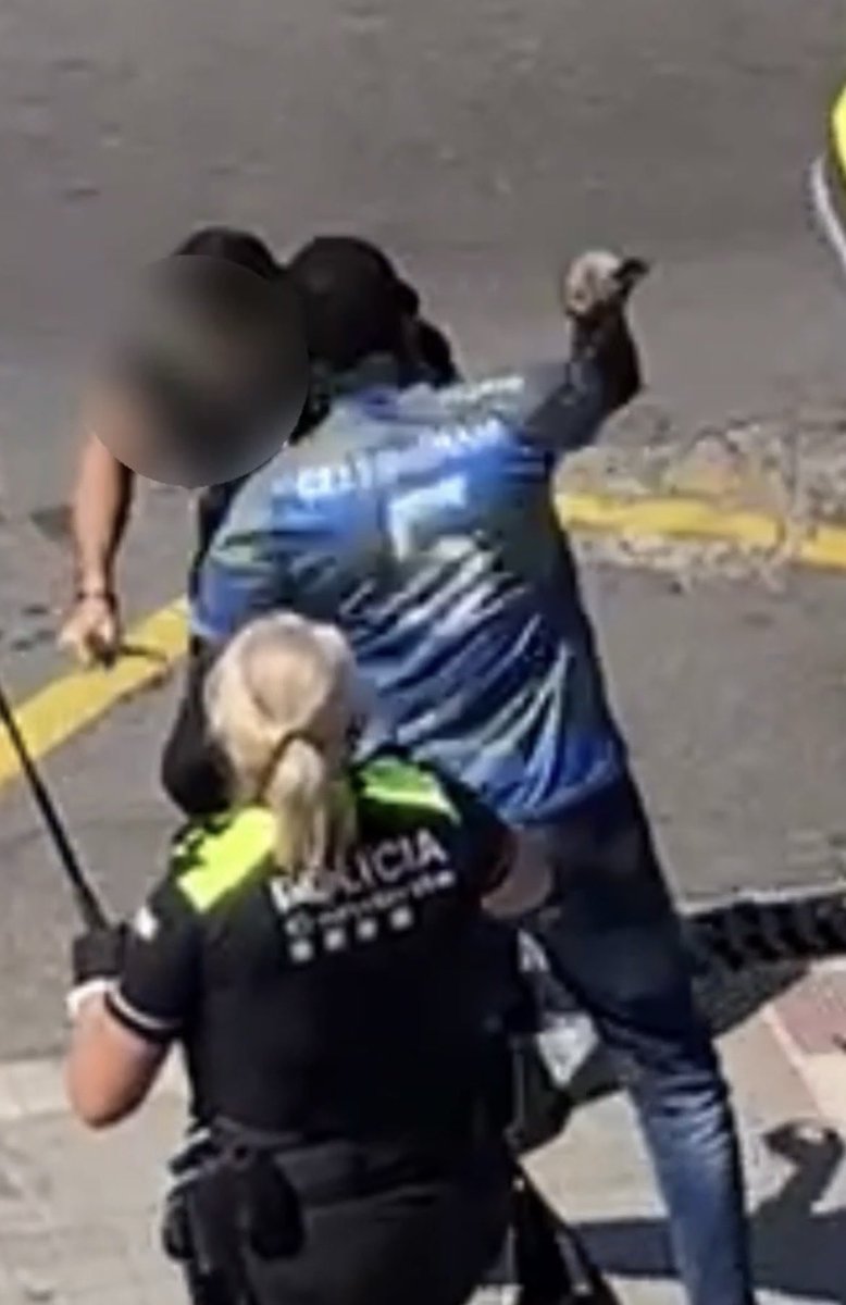 contrastado's tweet photo. Un subsahariano, mantero, se lía a puñetazos y pega con un cinturón a un agente de la PL de Cambrils (Tarragona) dejándolo herido, cuando una patrulla iba a identificarlo y requisarle el material ilegal de productos falsificados que llevaba.
…No acatan leyes e imponen las suyas! https://t.co/zS9tYQhkDP