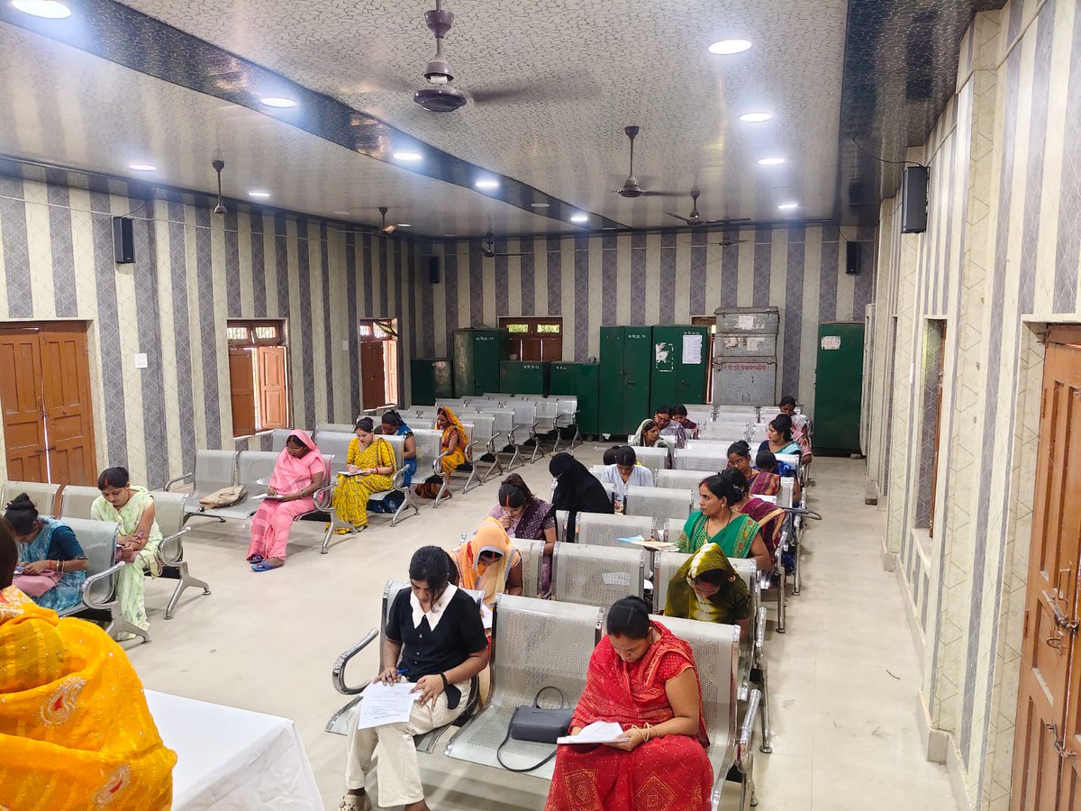 AyodhyaCDO's tweet photo. सभी विकास खण्डों की 154 रिक्त ग्राम पंचायतों में "One GP One BC" योजना के अंतर्गत आयोजित लिखित परीक्षा का सफलतापूर्वक एवं सकुशल आयोजन संपन्न कराया गया। परीक्षा प्रक्रिया शांतिपूर्ण, पारदर्शी एवं व्यवस्थित ढंग से संपन्न हुई। https://t.co/I3Ij46PXhG