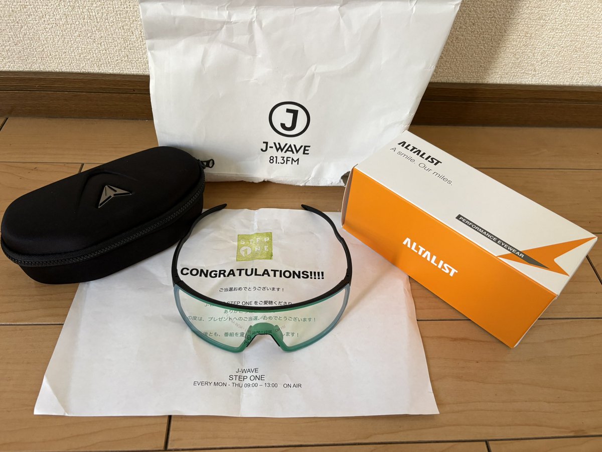 FALKEI13's tweet photo. jwaveさんstep oneスタッフの皆さん、サッシャさん、ノイハウスモナさん。
発売前のサングラス届きました。
つけたらかるっ⁉︎ってなりました。
ありがとうございます
#jwave
#stepone813
#ALTALIST https://t.co/zt7MUY7Pdy