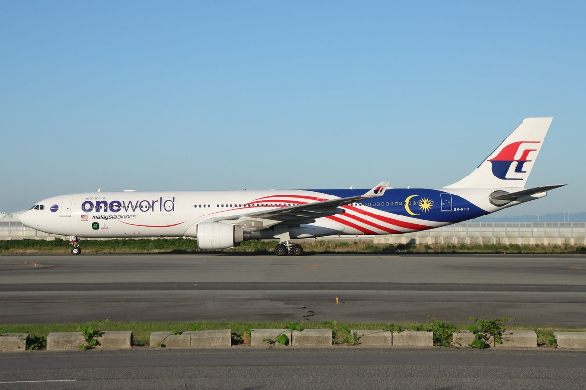 WING_ACE's tweet photo. Malaysia Airlines A330-323：9M-MTO（oneworld livery）
30May2026 KIX/RJBB.
久々に関空早朝スポッティングへ。朝6時前に降りてくるMH52便はこの時期が最高の条件で、今日はワンワールドなA330でしたが、イスラム教の巡礼者向け旅行サービスの提供を専門とするamal社のロゴが入っています。 https://t.co/MdVPJMXAqO