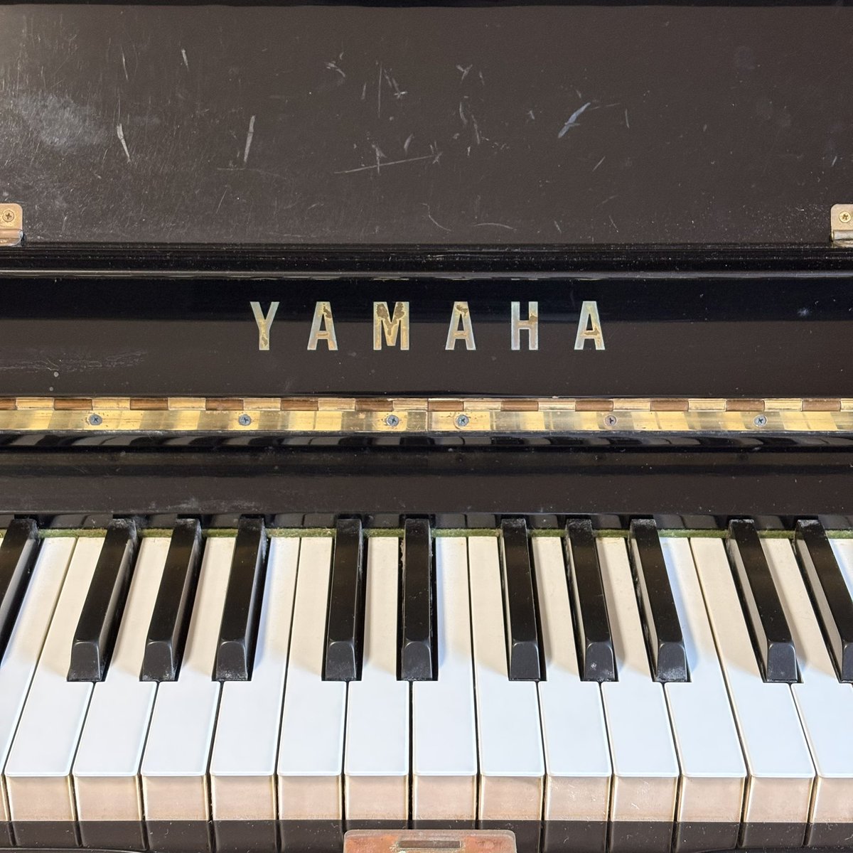 junpei_ff14's tweet photo. 今後の予定を考え、30年近く弾きまくったアップライトピアノとお別れ。

マンションの騒音問題や時間の制約で最近は殆ど弾けず、メンテもできなくて可哀想だったな😭

手放すのは心苦しいけれど、まさにYou're Everything（Chick Corea）。

最高の相棒、次の場所でまた良い音を鳴らして大往生してね🎹 https://t.co/DLJHbT07Vc
