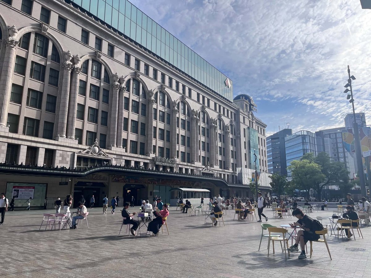 7S2LNL2iP0yy1R3's tweet photo. ⇦ 大阪の広場　　　　東京の広場 ⇨ https://t.co/OgUZ7a7bP3