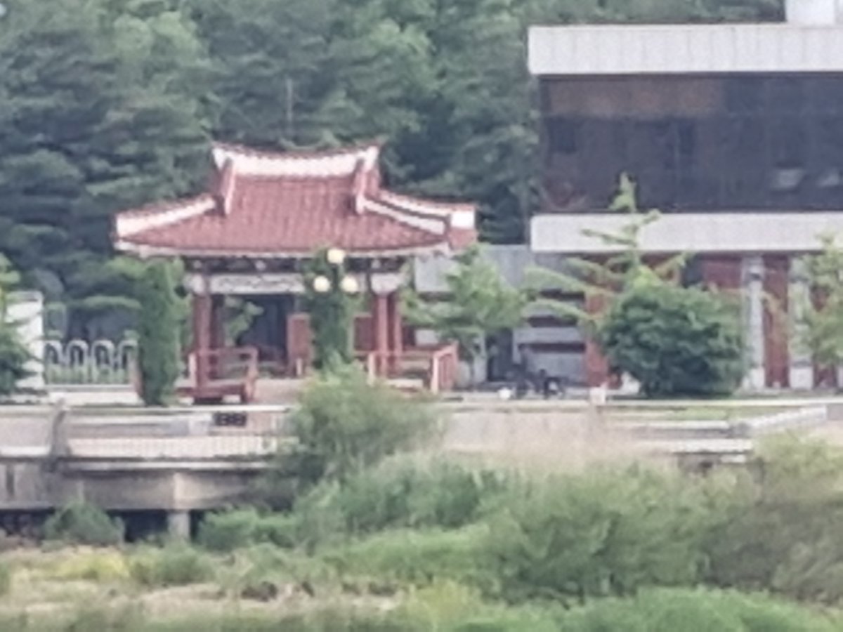 SegerYU's tweet photo. 👀对面的朝鲜🇰🇵 https://t.co/XwmB1O7DiU