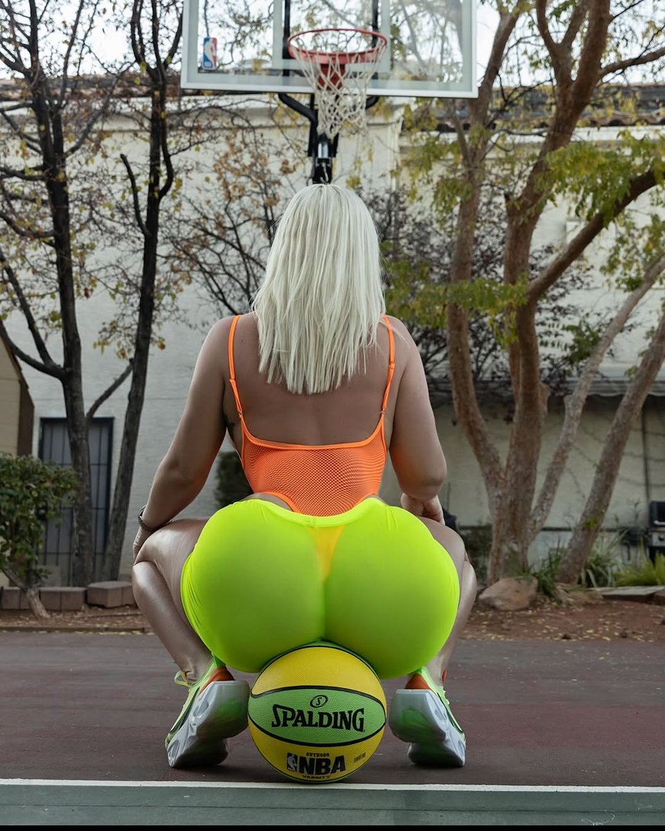 IconicCurves2 tweet media