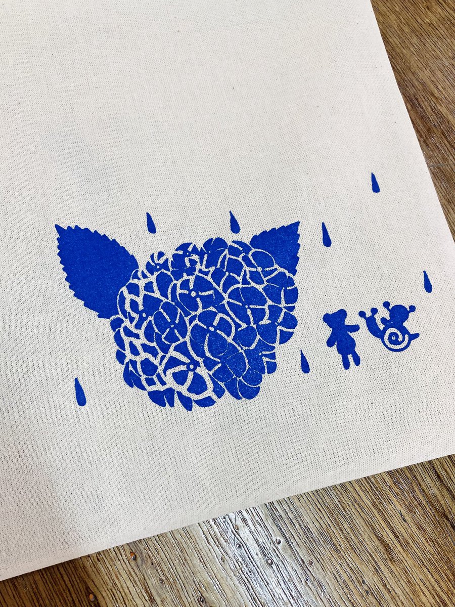 surutoco's tweet photo. 【☔️本日のワークショップ☔️】

限定カラーのロイヤルブルーでコットンギャザーバックにプリント！
紫陽花とロイヤルブルーの相性バッチリです🐌
沢山使ってくださいね🐸

👇WSの詳細・ご予約はこちら👇
 https://t.co/BsUmitZjie…

#SURUTOCOで体験 https://t.co/MhRXPMveNA