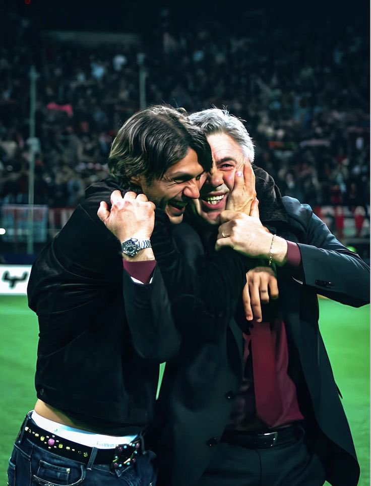 TotallyACMILAN's tweet photo. 🧱 Paolo Maldini, the greatest defender of all time.

🗣️Carlo Ancelotti menjelaskan mengapa Paolo Maldini tidak akan pernah bisa dibandingkan dengan sebagian besar bek modern:

“Saat ini, banyak bek berpikir bahwa gairah berarti melakukan tekel dengan agresif, berteriak, dan bermain dengan terus-menerus agresif. Paolo menunjukkan bahwa kehebatan sejati berasal dari pengendalian diri.”

“Saya ingat satu pertandingan Serie A di mana seorang striker menghabiskan seluruh babak pertama mencoba memprovokasinya dengan mendorong, berbicara, dan mencari reaksi. Maldini tidak pernah bereaksi sekali pun.”

“Saat jeda, saya bertanya kepada Paolo apakah striker itu mengganggunya. Dia menatap saya dan berkata: ‘Jika dia banyak bicara, itu berarti dia sudah kehilangan fokus pada sepak bola.’”

“Di babak kedua, Maldini benar-benar mendominasinya tanpa membuat permainan menjadi kotor. Itulah mentalitasnya. Dia mengalahkan lawan secara mental sebelum mengalahkan mereka secara fisik.”

“Itulah mengapa dia istimewa. Dia bertahan dengan elegan, cerdas, dan berwibawa, bukan dengan kekacauan.”

Menurut kalian, siapa bek zaman sekarang yang kualitasnya mendekati Maldini?