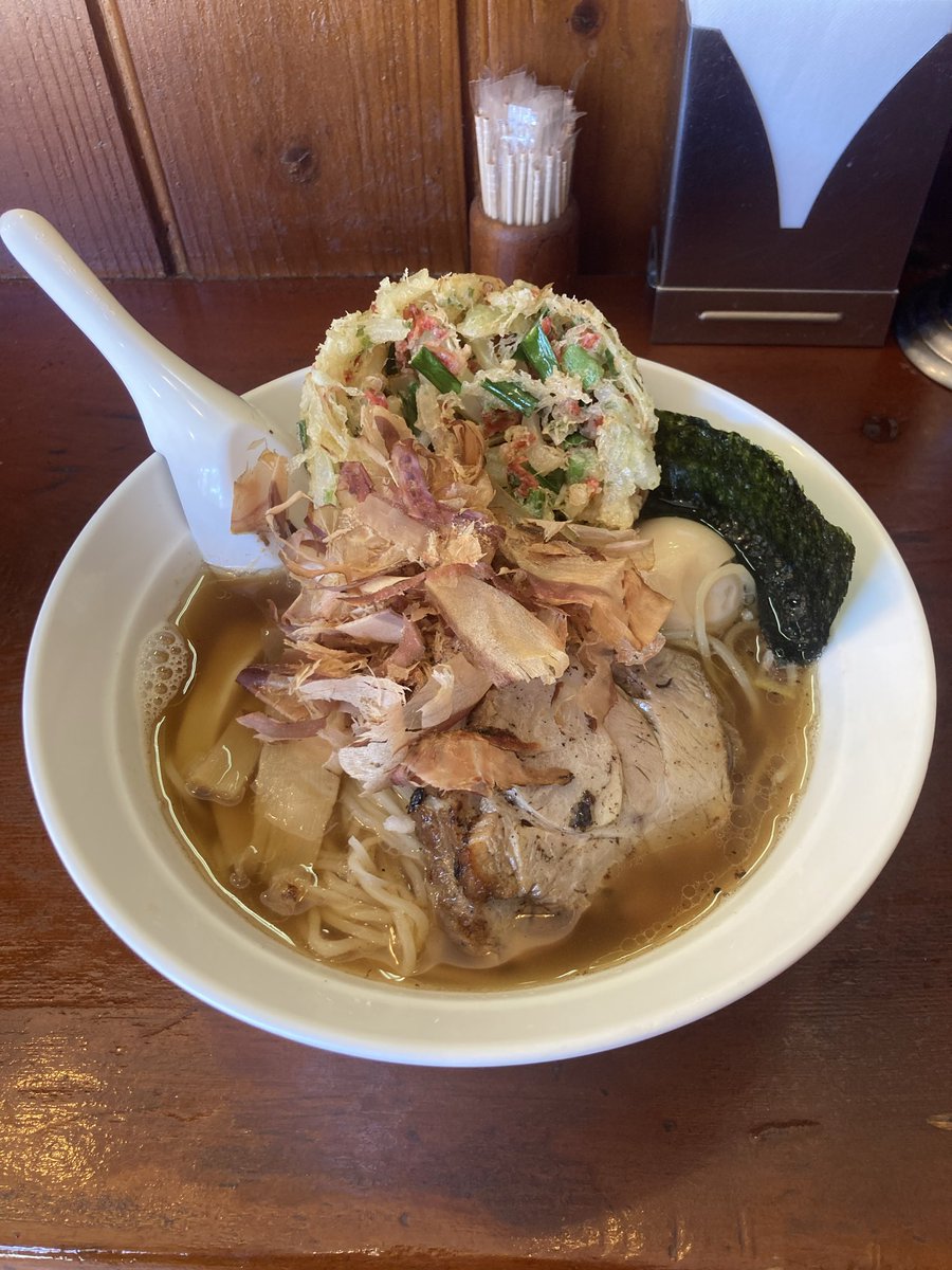 104_nb's tweet photo. 阿闍利@秦野。1番だし阿闍利、1200円。ぶたまるきが想定外の混みっぷりでココ。久々にかき揚げとのハーモニーを期待していくも、体調でしょうか、いつも通りの感動がない。レモン水は口をさっぱりさせてくれます。杏仁豆腐も食べず帰宅。
#阿闍利　#1番だし　#かき揚げ https://t.co/OC5g5Sog7X
