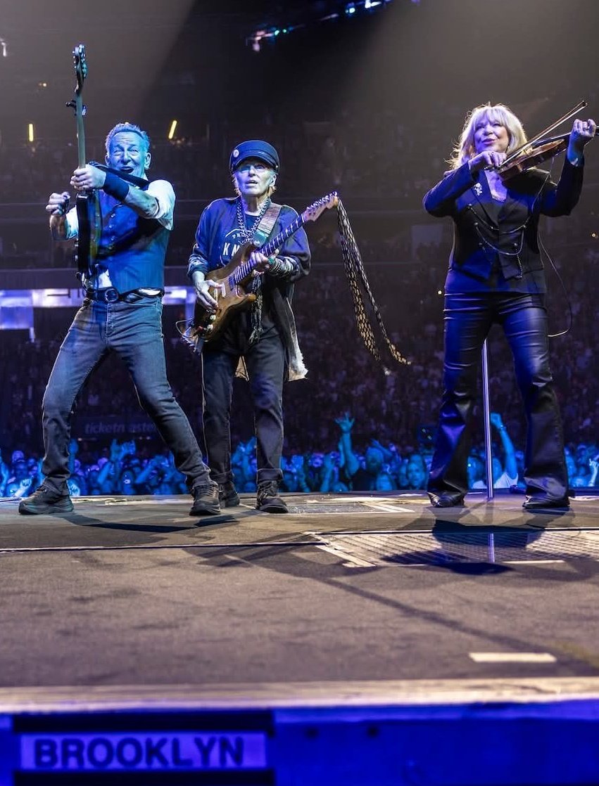 VLafora's tweet photo. @ABessai @springsteen @PamSpringsteen @Mosqueter4 @PaulApp0505 @BDoltri @ToonTravels @tommymcc321 @Paulhaider74 @NJMusicFun2 @Emma48998116 @TucciKaren @shrewdkitty @NanaTeacher22 @jkd1969 @BrianHayes757 @StanislasPetit @Adventure_Art1 @Delmedkenobi Merci Abder. Bin samedi.
Happy #SpringsteenSaturday https://t.co/kjsKdZrnvo