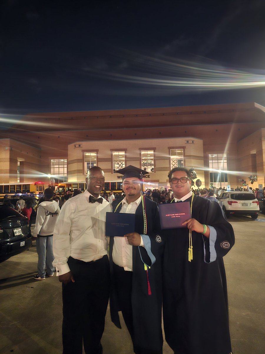 ElsikBaseball's tweet photo. Elsik baseball watched our 9 baseball seniors walk across the stage tonight. We're proud of you boys! Go get it from here. The world is waiting on you. https://t.co/Mq4q34cq0x
