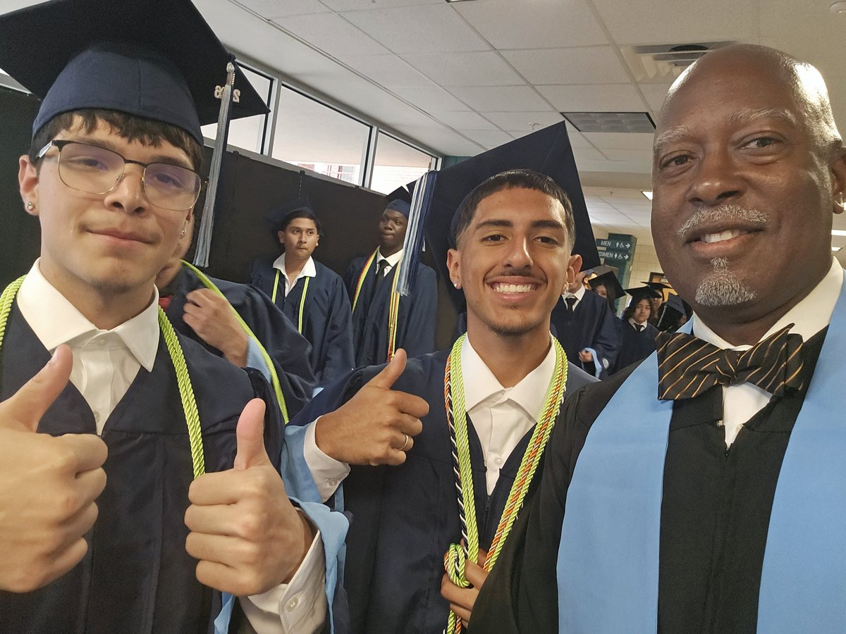 ElsikBaseball's tweet photo. Elsik baseball watched our 9 baseball seniors walk across the stage tonight. We're proud of you boys! Go get it from here. The world is waiting on you. https://t.co/Mq4q34cq0x