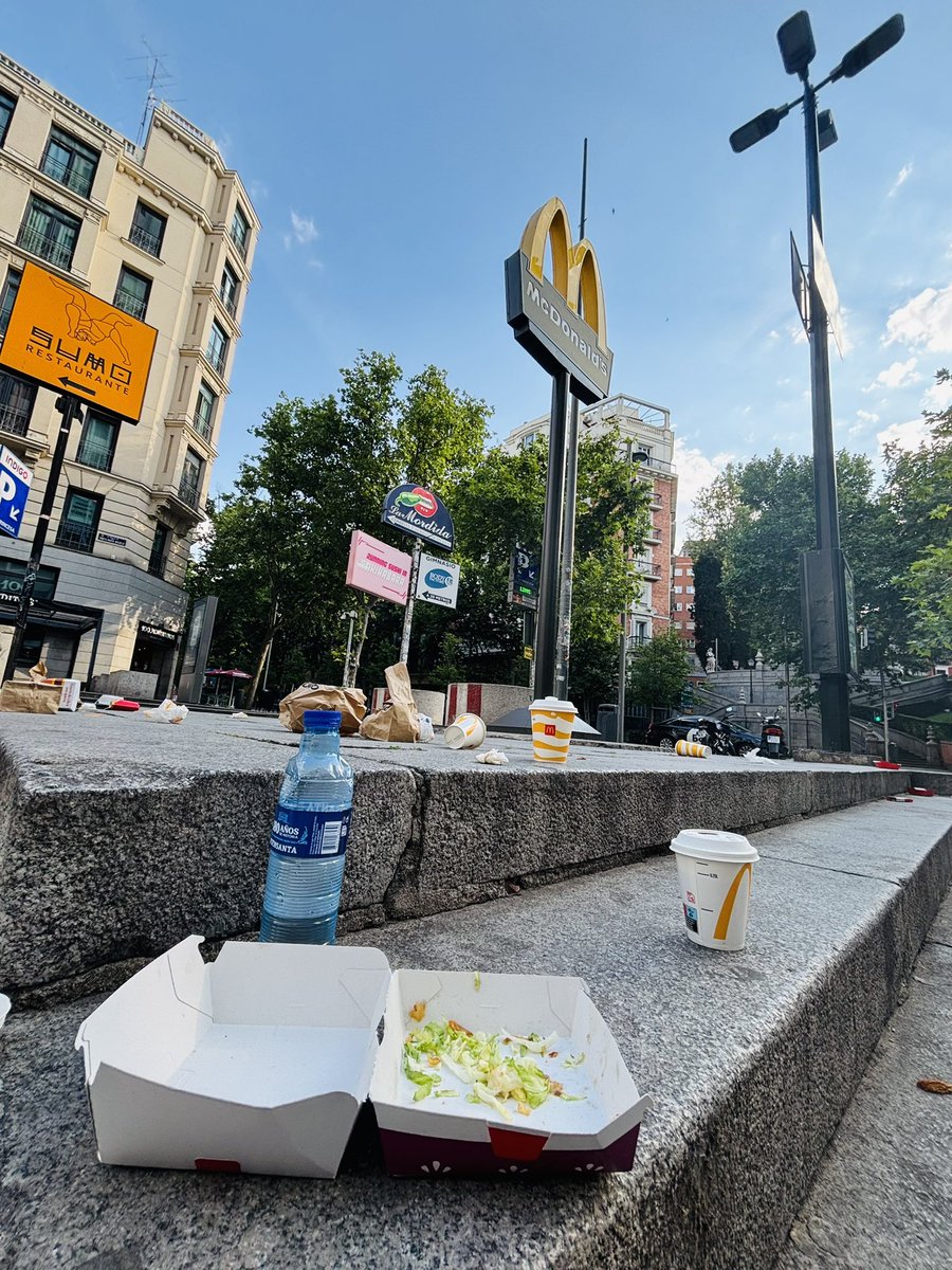 SyS25's tweet photo. Sábado a las 9:00…. Plaza de los
Cubos y está así toda la plaza …@McDonalds https://t.co/vsJMgKgN78