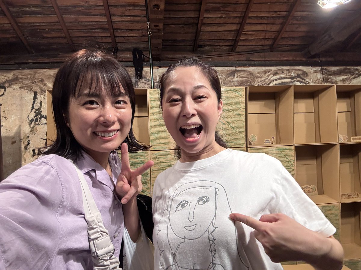 mai1005arai's tweet photo. SYOMIN'Sさんの舞台
『おいコラ、竜蔵！』観てきました☺️✨

前回の舞台で共演した
前野恵さんに誘われて行ったら
今奈良さんの舞台でした😆✨✨

今奈良さんとは、、
2010年10月に＠東京芸術劇場で共演していた！！
時が経つのは、、、早い😭

自分が稽古中は、より吸収しやすく、
感じやすくなっているので
とても良いアイディアに繋がります😍
全部📦ダンボール👀✨✨

私の好きなストーリーで😊
恵さん素敵だった💓

明日まで！！！！

#SYOMINS 
#おいコラ竜蔵