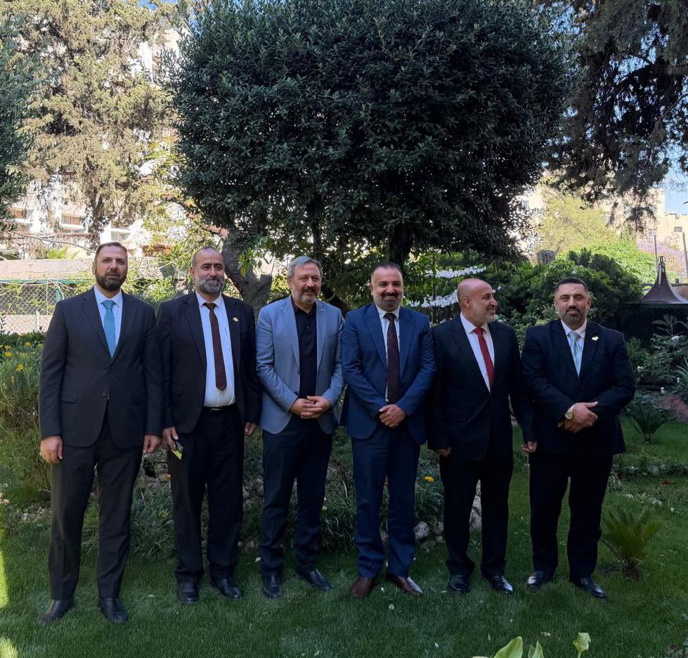 makif_yilmaz's tweet photo. Kurban organizasyonu için geldiğimiz Yermük’te, Suriye Arap Cumhuriyeti milletvekilleri  ile bir araya geldik.  Suriye’de yaşanan siyasi süreç ve Türkiye-Suriye ilişkileri üzerine verimli bir sohbet gerçekleştirdik. https://t.co/ymkTg7mMWK