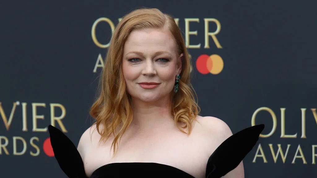 JeremyMingot's tweet photo. Sarah Snook ("Succession") obtient officiellement le premier rôle dans la mini-série remake du film "The Birds" ("Les Oiseaux" sorti en 63) 🎬

Le projet, une réinterprétation du classique de Hitchcock, est décrit comme étant viscéral et se déroulant à notre époque https://t.co/F28HVA7dug