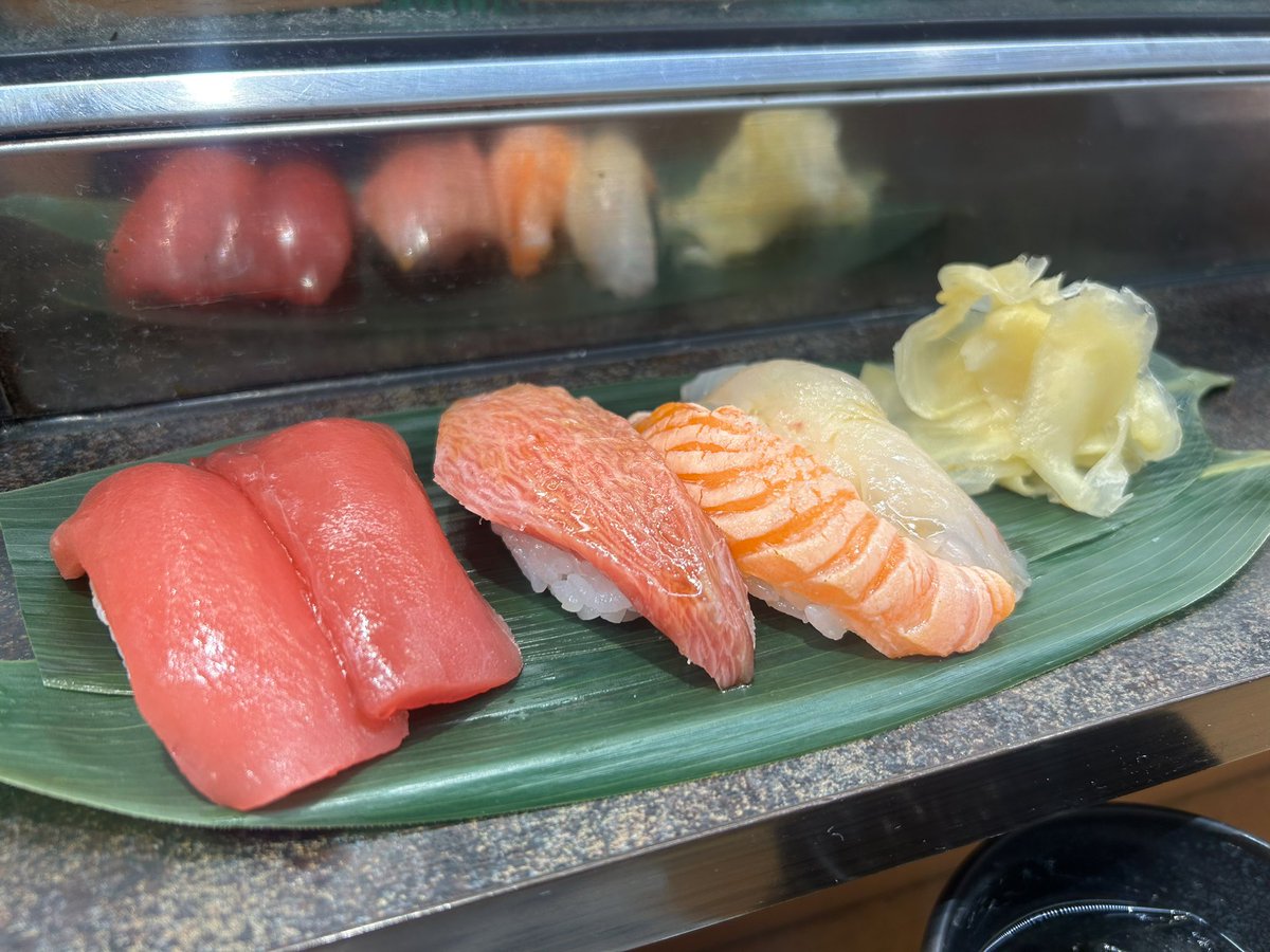 marii___2's tweet photo. ずっと行きたいと思ってたお鮨屋さんにやっと行けた🍣
休日のお昼時だったからか1時間くらい並んだけど、ネタも新鮮だしシャリもちょっと小さめで食べやすくてホイホイ頼んでしまった😇
めちゃくちゃおいしくて並んででも食べる価値あり🫶🏻またいきます！ https://t.co/hgFfkKnmZx