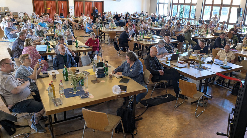 emkde's tweet photo. Engagiert diskutiert – respektvoll gerungen
Die NJK diskutierte engagiert über Kirchenentwicklung, Jugendbeteiligung und den Umgang der Kirche mit gesellschaftlichen Spannungen.
https://t.co/EqaFcizCRT
#EmK #Methodisten #NJK2026 #Braunfels https://t.co/jB8cOC6CzM
