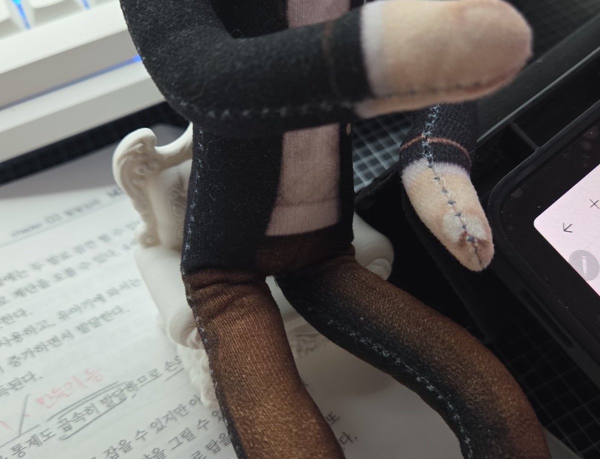 ppo_36's tweet photo. 의자 미친 사이즈 보고 살걸......... https://t.co/JHTEi3xyRV