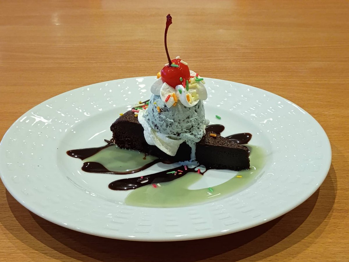 botan_yo's tweet photo. 今日のおやつはCOCO'S🙌
チョコミン党としてはこれを食べなきゃね💡
友達と２人美味しくて楽しい時間を過ごしました🍨🍰☕️
お腹いっぱいだぁー🤣
＃ココス
＃チョコミン党 https://t.co/PpK5jbsH9y