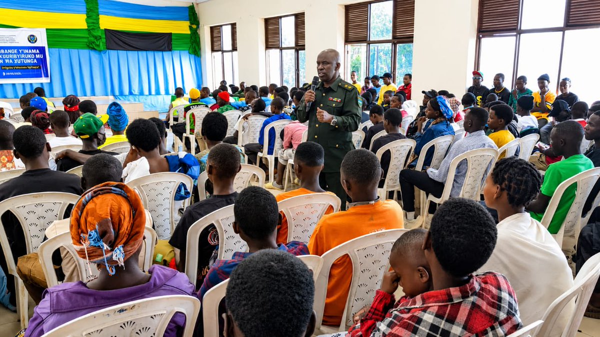 RutungaS's tweet photo. @RutungaS kuwa 29/5/2026 Umuyobozi wa Reserve Force @Gasabo_District yifatanyije n'urubyiruko rwa @RutungaS mu Nteko rusange,hatanzwe ubutumwa:Gukunda igihugu, kurwanya dropout,kwirinda ibiyobyabwenge,gukumira inda ziterwa abangavu,kwirinda ingengabitekerezo ya jenoside N'ibindi https://t.co/5MM6SyHGV0