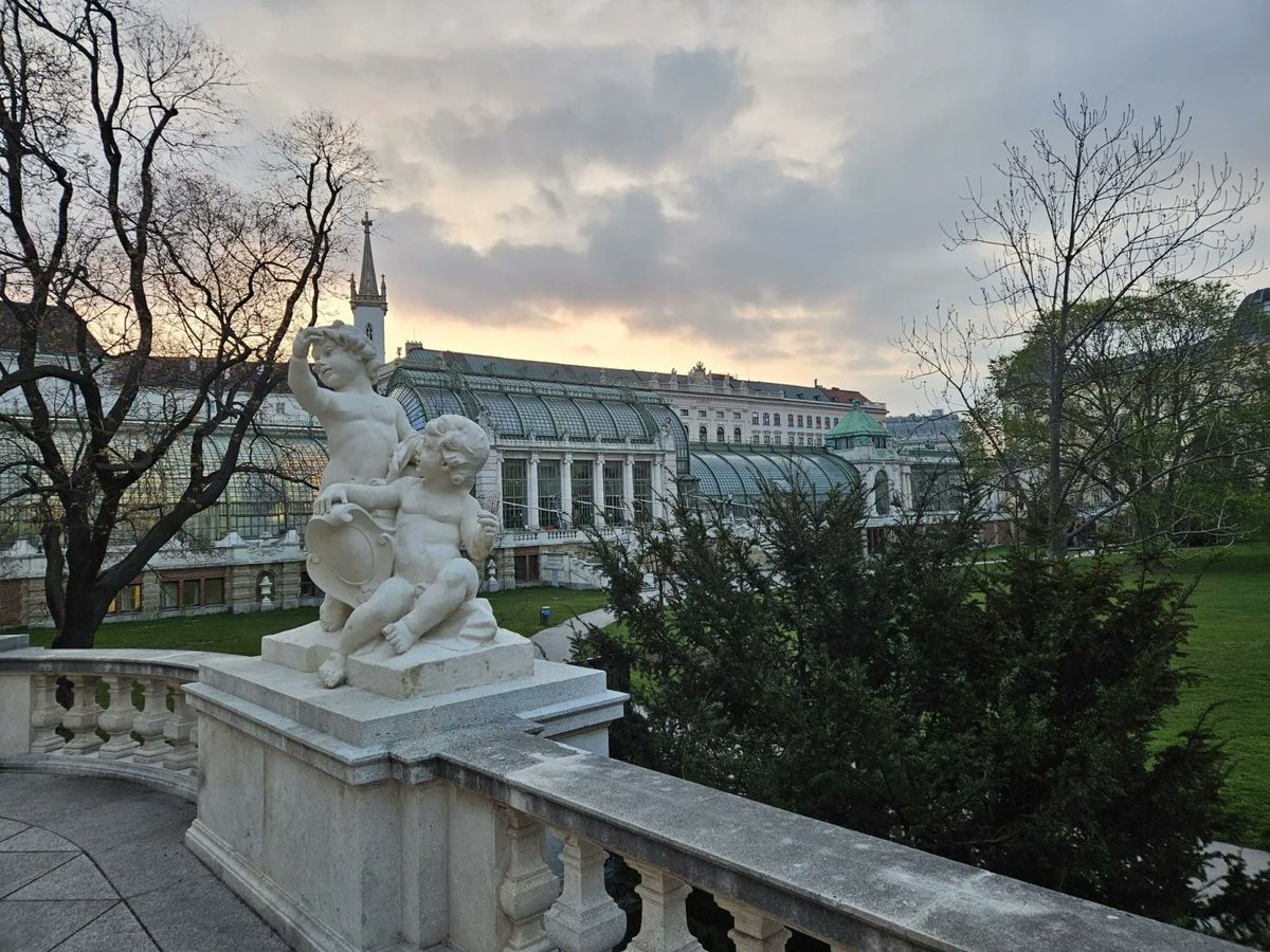 RJonTourUK's tweet photo. Early morning walks in Vienna are pretty special and also quiet. I found some lovely spots to enjoy the #sunrise.

https://t.co/gmftm8fDfG #sunrises #Vienna https://t.co/6wndZ1l8yU