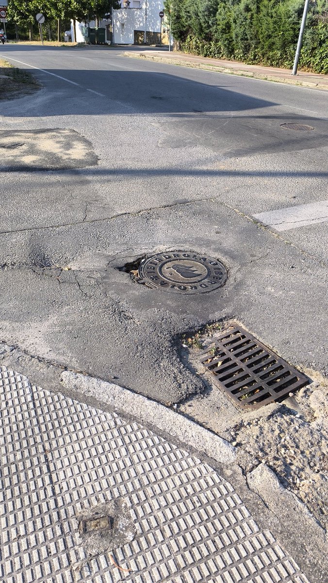 RafaSanchezJ's tweet photo. Hola @iberdrola, ya tenéis listo vuestro nuevo modelo de tapa de registro "con vistas" y opción de pisada "emocionante". ¿Podéis pasar a verlo o preferís que os hagamos un directo el día que alguien lo estrene por error? 🕳️⚠️👇 https://t.co/IHNjbmozUx