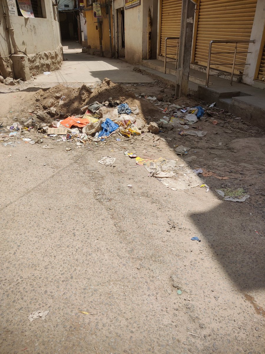 navaltoshniwal's tweet photo. Roads are dug from more than 6 months.. half of the roads are laid but debris is not moved for more than one month.. this is near Deepa Hospital begum bazar.. near house number 14-3-298... Too much inconvenience to public @GHMCOnline @CommissionrGHMC https://t.co/7nGVgoZans