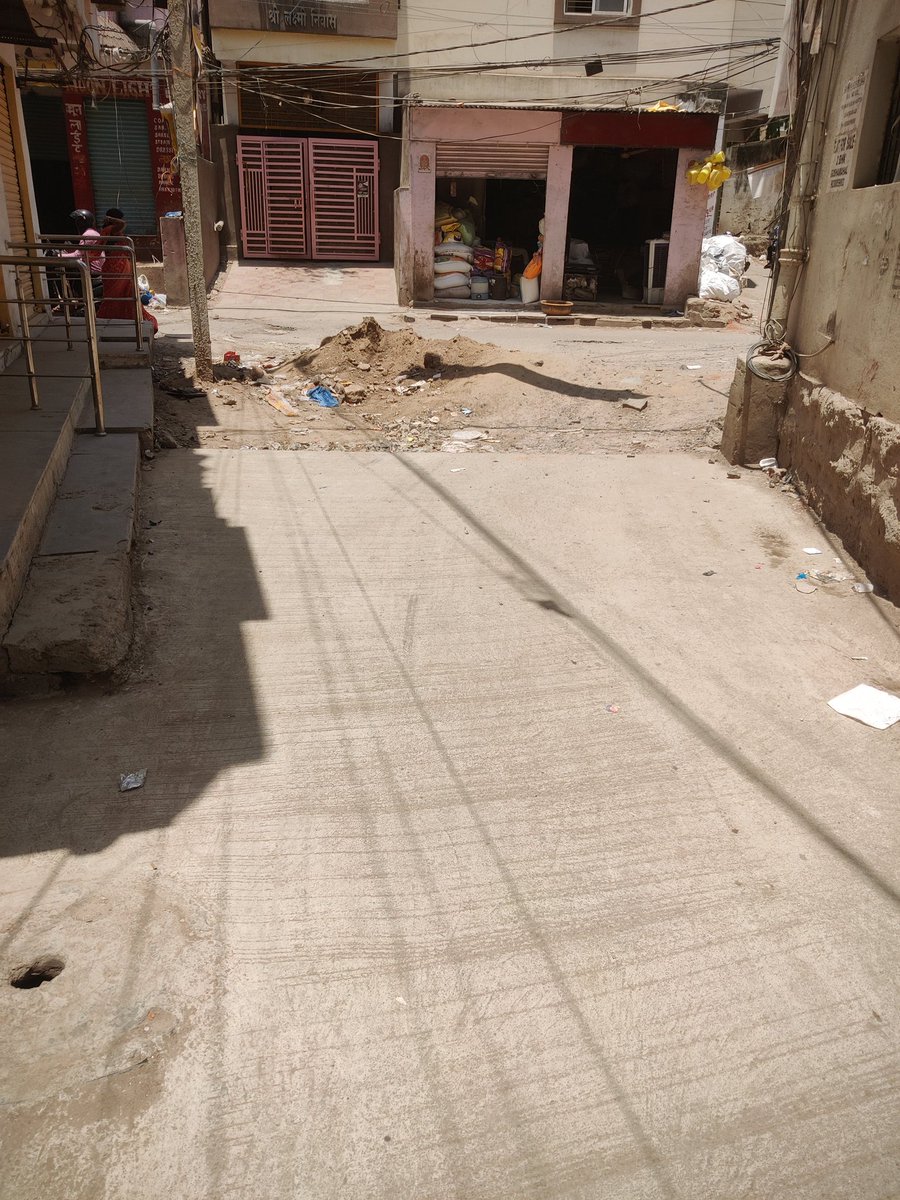 navaltoshniwal's tweet photo. Roads are dug from more than 6 months.. half of the roads are laid but debris is not moved for more than one month.. this is near Deepa Hospital begum bazar.. near house number 14-3-298... Too much inconvenience to public @GHMCOnline @CommissionrGHMC https://t.co/7nGVgoZans