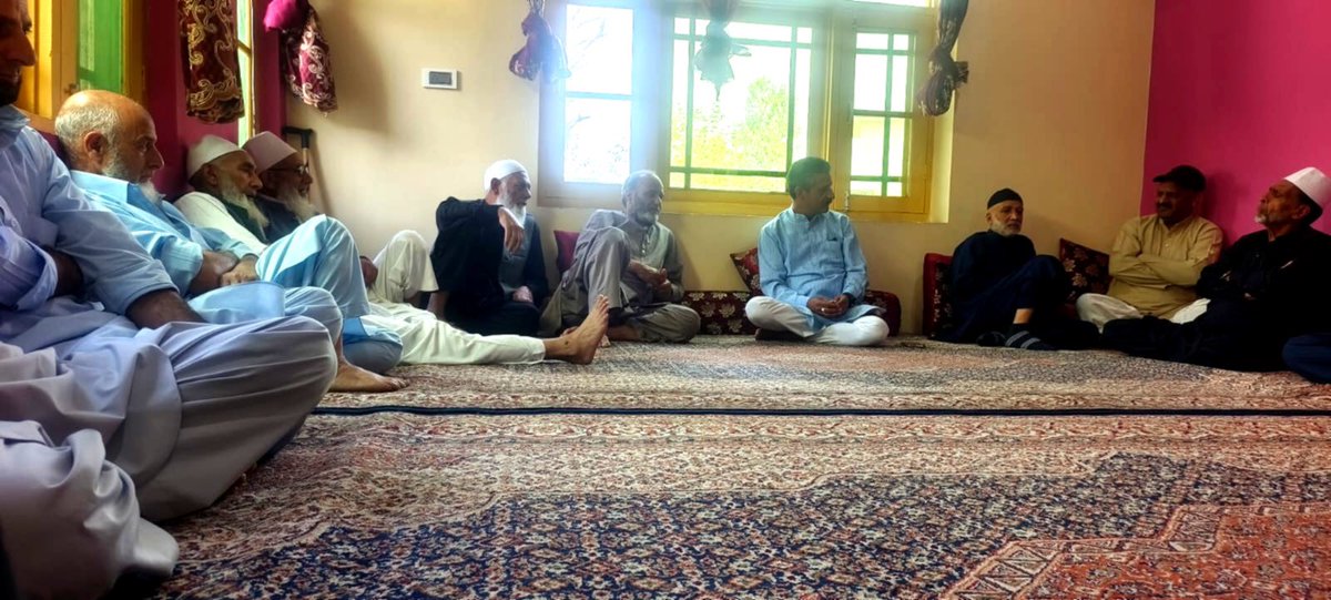 hilalshah786's tweet photo. Visited  Faisal Colony, Mominabaad to express  my heartfelt condolences on sad demise of Haji Ghulam Mohiudin Sofi Sb. 

Offered Fateha and prayed for Magfirat for the departed soul.

Was accompanied by senior associates. https://t.co/V3dH5rbzHO