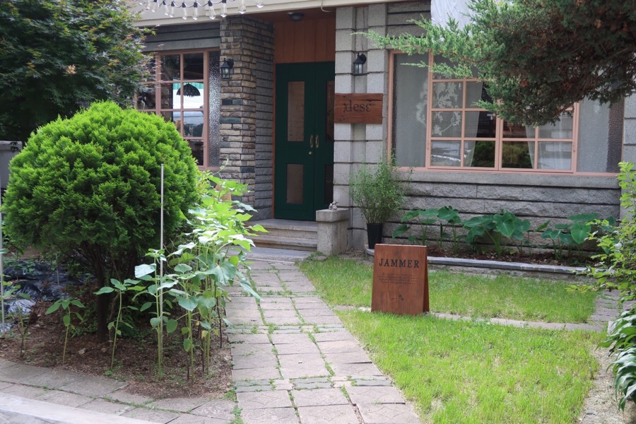 tbvhanbin's tweet photo. hanbin in JAMMER a lifestyle store located in Yeonnam-dong, Seoul, known for its vintage interior design and home goods. https://t.co/dCZqcm8XZm