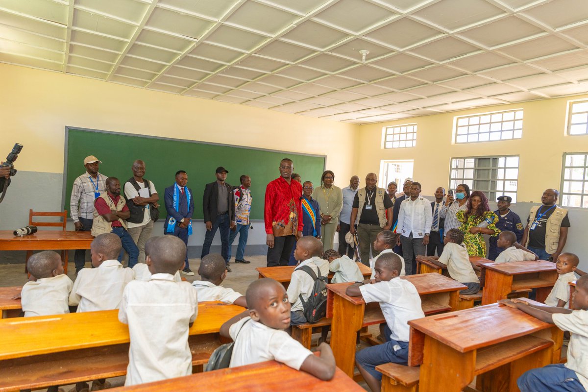 PlanRdc's tweet photo. 30.05.2026| Kalemie-RDC
Guylain Nyembo au cœur du Tanganyika : le patron du PDL-145T supervise personnellement les ouvrages au service des populations

Le Ministre d'État @guylainnyembo_ a effectué, vendredi 29 mai 2026, une visite de suivi de plusieurs infrastructures réalisées dans le cadre du @PDL145T_RDC, confirmant ainsi son engagement en faveur d’un contrôle rigoureux de la qualité et de l’impact des investissements publics.

➡️ À Mutowa, il a inspecté le Centre de santé inauguré en novembre 2024 par le PR Félix-Antoine Tshisekedi Tshilombo, afin d’évaluer son fonctionnement et la qualité des services rendus aux populations.

➡️ À Kabimba, il a procédé à la remise officielle de l’École primaire Mulange, saluant la qualité des travaux réalisés, avant d’évaluer l’état d’avancement du Centre de santé de référence, achevé à près de 90 %.

Il a également sensibilisé les communautés locales à participer activement au RGPH-2.

Le Ministre d’État a enfin rencontré les responsables de la cimenterie chinoise de Kabimba pour faire le point sur la mise en œuvre des recommandations formulées lors de sa précédente visite en 2024, notamment en matière de protection de l’environnement et d’amélioration de l’accès des communautés locales à l’eau et à l’électricité.
@Presidence_RDC @Com_mediasRDC @PNUDRDC @DamienMama
#PDL145T #Tanganyika #RDC #RGPH2