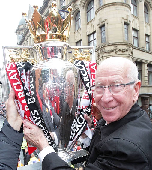 Cantona_Collars's tweet photo. 15 years ago today – Sir Bobby Charlton at the Premier League winners parade.

RIP Bobby 🙏 https://t.co/ZzPnnM2nsb