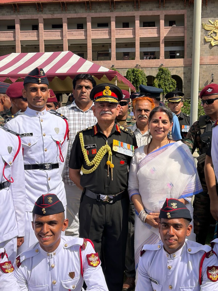 DharmendraS_inc's tweet photo. हम सबके लिए अत्यंत हर्ष और गर्व का विषय हैं कि मेरे पारिवारिक सदस्य  कर्नल डॉ. श्री मोहन सिंह जी राठौड़, ठि. बाबरा (ब्यावर) के सुपुत्र श्री नकुल सिंह राठौड़ ने एनडीए के 150वें कोर्स में उत्कृष्ट प्रदर्शन करते हुए ओवरऑल 5वाँ स्थान प्राप्त कर गौरवपूर्ण उपलब्धि हासिल की तथा आज सफलतापूर्वक पास आउट हुए हैं। 

यह केवल व्यक्तिगत उपलब्धि नहीं, बल्कि पूरे परिवार के लिए गर्व का क्षण है। परिवार की गौरवशाली सैन्य परंपरा में ठाकुर श्री जतन सिंह जी, ठाकुर श्री सगत सिंह जी, ठाकुर श्री शिवनारायण सिंह जी, ठाकुर श्री भंवर सिंह जी राठौड़ और ठाकुर श्री मोहन सिंह राठौड़ के बाद नकुल सिंह राठौड़ लगातार छठी पीढ़ी के रूप में भारतीय सेना एवं सशस्त्र बलों में मातृभूमि की रक्षा और सेवा हेतु अपना योगदान देने जा रहे हैं।

इस गौरवपूर्ण उपलब्धि पर नकुल सिंह राठौड़ एवं पूरे परिवार को हार्दिक बधाई एवं शुभकामनाएँ। ईश्वर से प्रार्थना है कि आप निरंतर सफलता के नए आयाम स्थापित करें और देश सेवा के पथ पर सदैव यश, सम्मान एवं गौरव प्राप्त करें।

जय हिन्द।