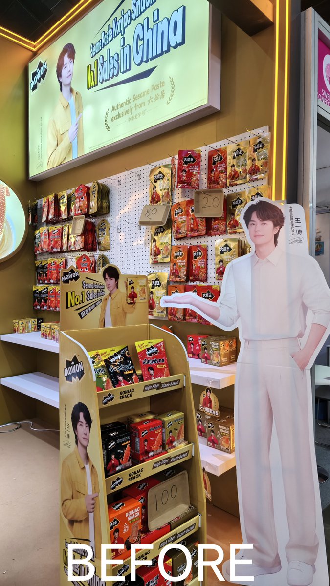 fallinginyibo85's tweet photo. ผู้นำเข้ายิ้มแก้มปริ ของขายดี อี้ป๋อโซป็อบปูล่ามาก มครมาถึงบูธก็อี้ป๋อ โอ๊ะหวังอี้ป๋อ😂

#WangYibo https://t.co/0MVSd3hhg7