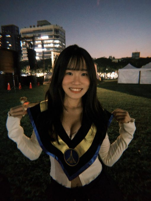 JS22510's tweet photo. 畢業生 E奶 
按讚傳野外露出照 https://t.co/8ba5Ufq1Rc