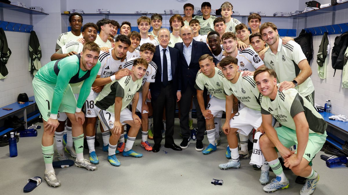 lafabricacrm's tweet photo. 👏 Florentino Pérez y Pirri felicitaron al Castilla en el vestuario.