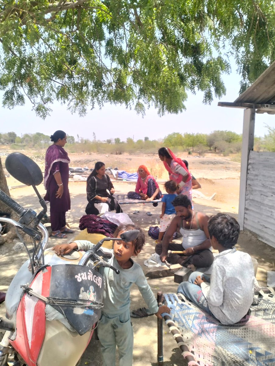 Tankaraicds's tweet photo. ICDS tankara 
Dist : morbi 
પ્રવેતોત્સવ પૂર્વે ૩-૬ વર્ષ ના બાળકોની નોંધણી બાબતે ટંકારા ના અંતરિયાળ અને છેવાડાના વિસ્તાર નું સર્વે કરી અંદાજે ૫૧૫ જેટલા બાળકોની નવી નોંધણી અને  લાભ બાબતે પ્રયાસો કરતા CDPO, મુખ્ય સેવિકા , nnm -bc, PSE કોઓર્ડિનેટર અને આ.વા કાર્યકરો .... https://t.co/wrlA5Sjv0n