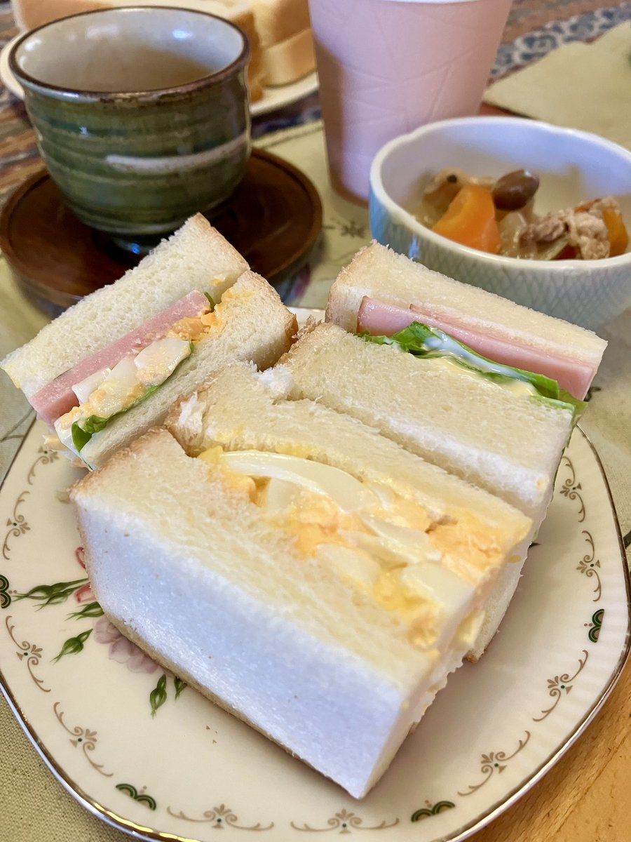 chibiimo's tweet photo. お昼ごはんは実家で🥪
おなす店長の出張ランチです♪
ふわふわサンドイッチ、美味しくてオカンも喜んでくれて良かった🤗 https://t.co/4VvAYBY04P